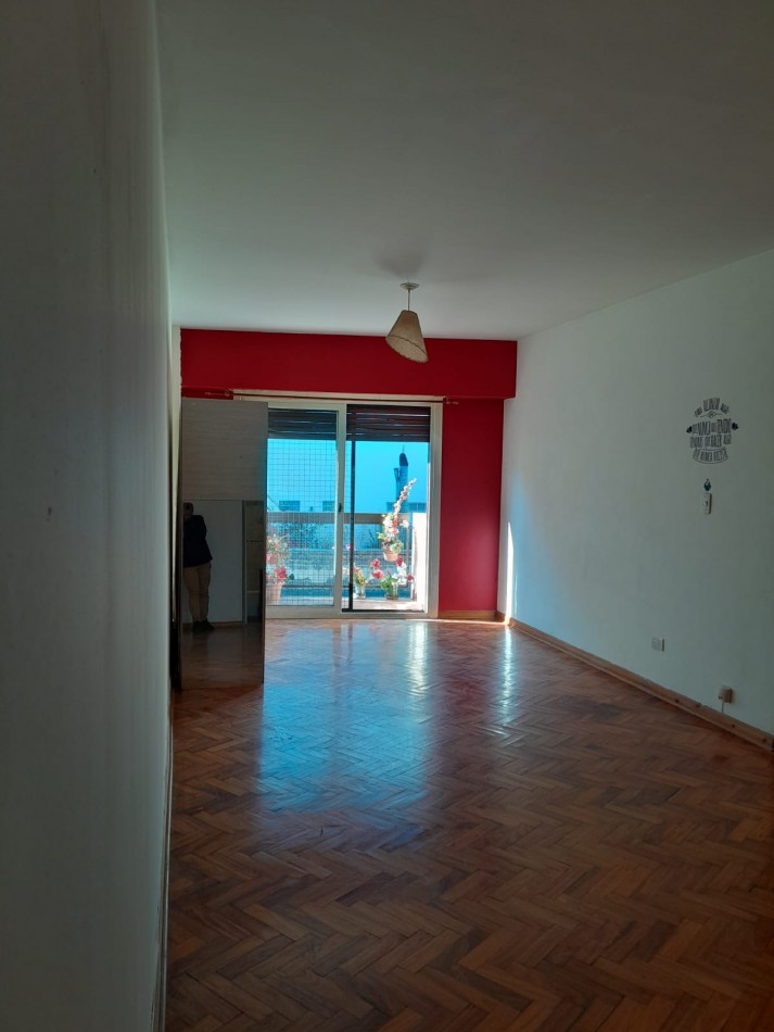 Amplio Monoambiente con balcon