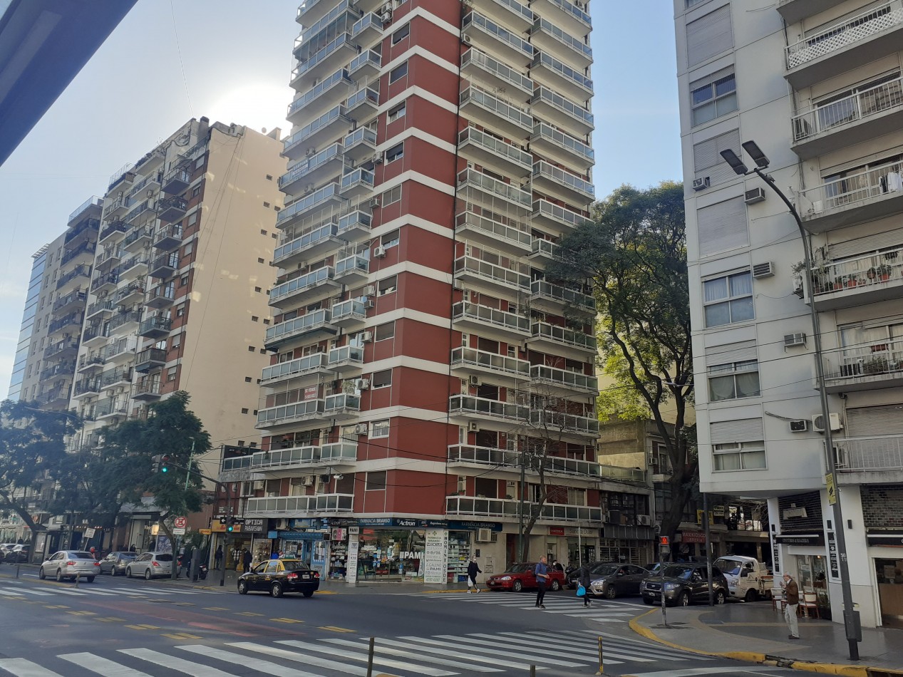 3 ambientes y gran balcon 