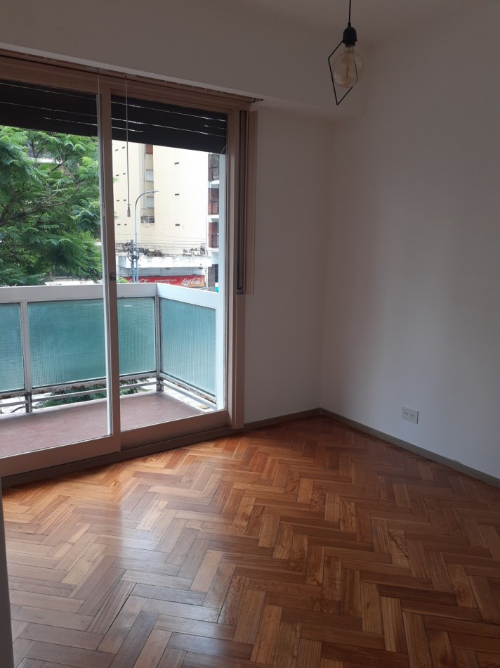 3 ambientes y gran balcon 